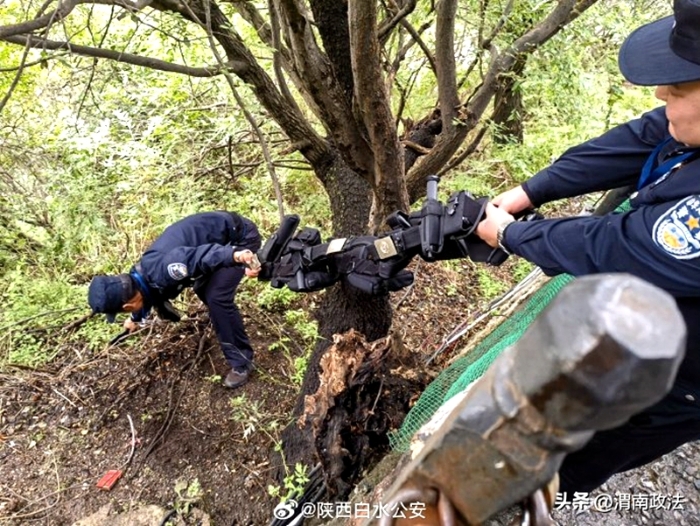 白水公安巡特警冒險撿回群眾掉落手機。