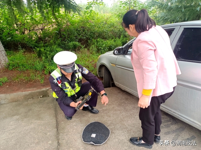 車輛陷入排水溝，華州民警暖心救援。