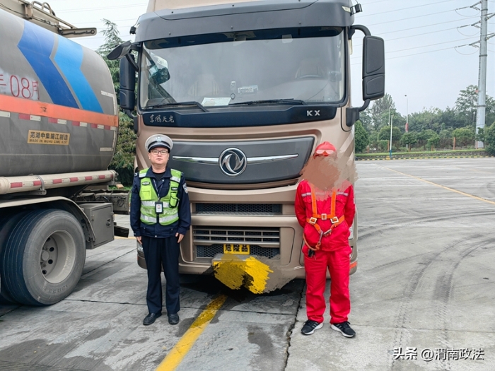 華州公安交警查處一起危化車超速違法行為。