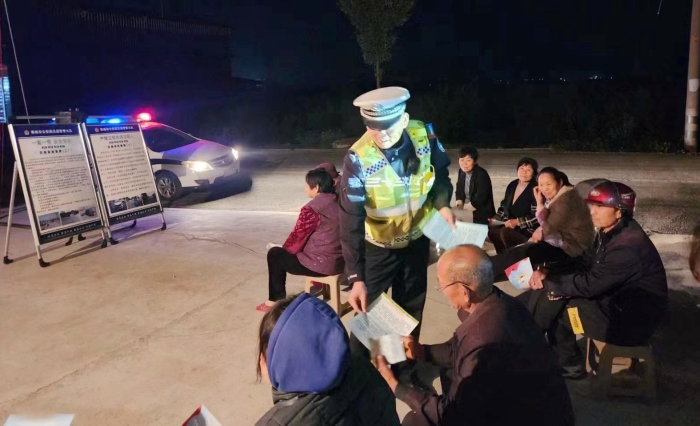 韓城市公安局交警大隊(duì)走進(jìn)轄區(qū)賀龍村開展“交通安全電影下鄉(xiāng)”宣傳活動(dòng)。