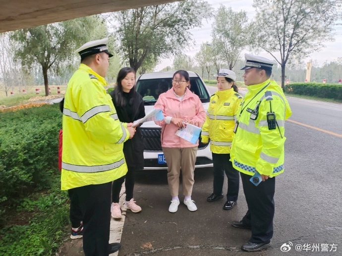 華州交警廣泛開展交通安全宣傳。