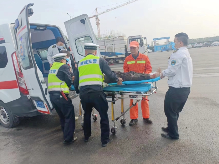 蒲城交警緊急救助受傷群眾。