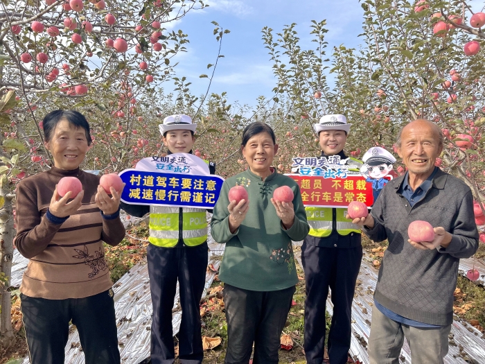 白水交警深入轄區(qū)開展秋收農(nóng)忙道路交通安全宣講活動(dòng)。
