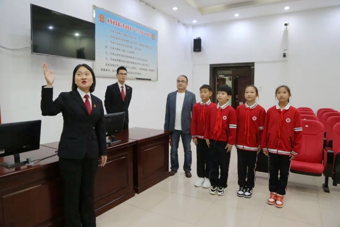 渭南中院以“請(qǐng)進(jìn)來”的方式，迎接人和小學(xué)“紅領(lǐng)巾法學(xué)院”的學(xué)生代表“零距離”參觀法院。