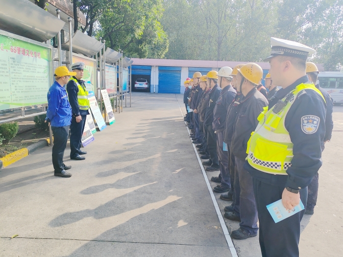韓城市公安局交警大隊(duì)在轄區(qū)東王洗煤廠開展交通安全知識(shí)宣傳活動(dòng)。