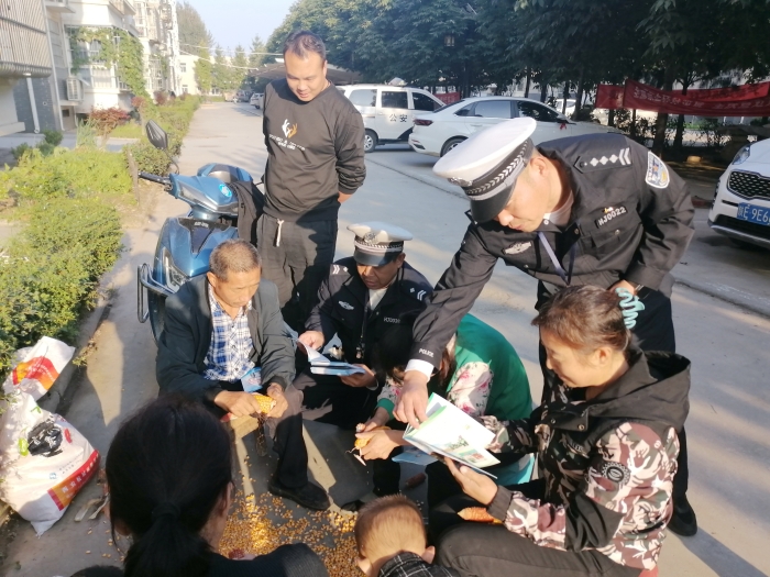 華州公安交警走進(jìn)柳枝柳馨家園社區(qū)開展交通安全宣傳活動(dòng)。