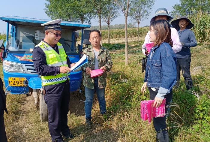 富平交警淡村中隊(duì)組織民警在管轄區(qū)內(nèi)開展三輪車違法載人交通安全宣傳活動(dòng)。