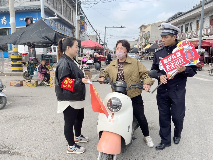 大荔公安交警聯(lián)合交通志愿者開展“一盔一帶”勸導(dǎo)整治行動(dòng)。