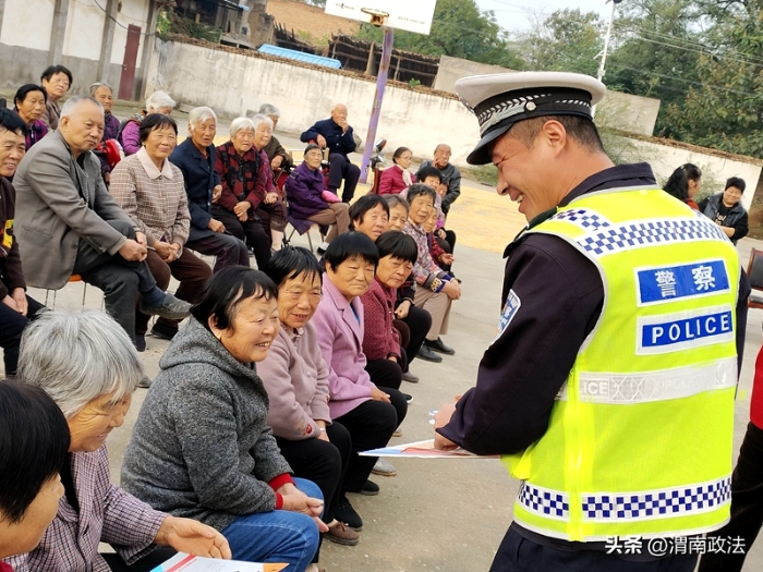 大荔公安交警聯合新時代志愿者協會來到朝邑鎮王家村，在重陽節來臨之際開展“關愛老人”我們在行動主題活動。
