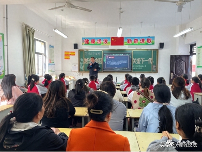 華州區司法局前往華州街道辦西關小學開展“送法進校園 關愛下一代”活動。