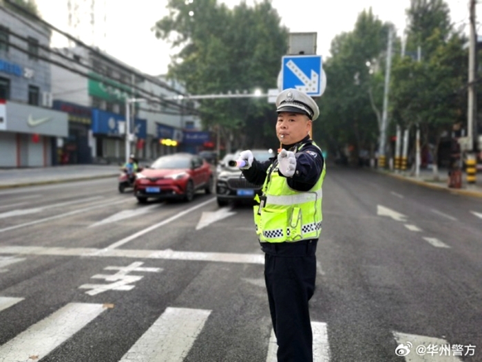 華州公安交警對校園周邊交通及時疏導。