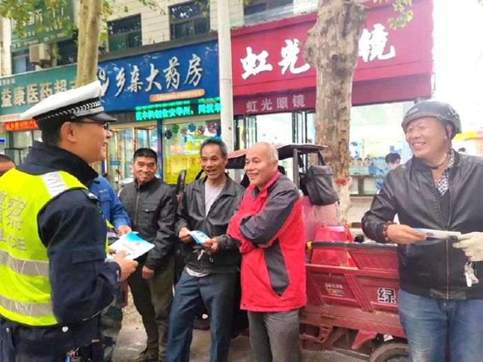 華州交警走進轄區勞務市場開展“一盔一帶”交通安全宣傳活動。