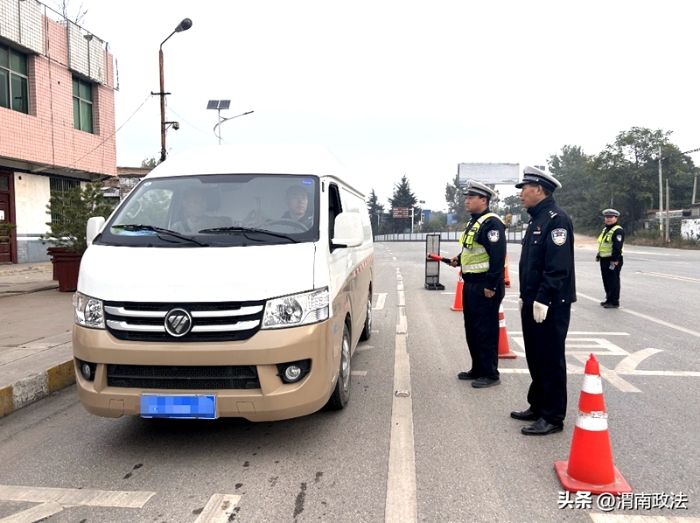 白水交警扎實開展“一盔一帶”集中整治行動。
