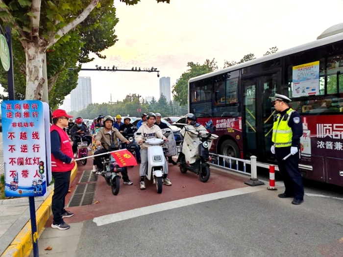 高新交警大隊開展“一盔一帶”整治行動。