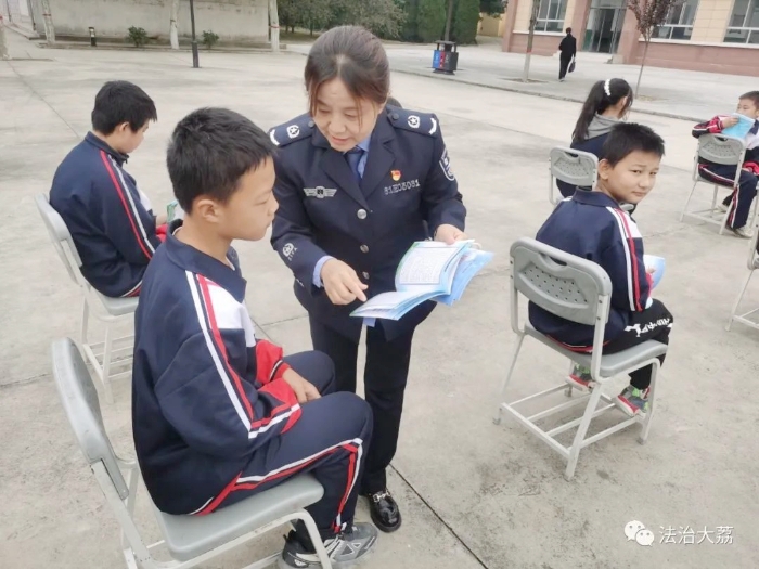 大荔縣司法局馮村司法所舉辦以“反詐騙，反欺凌”為主題的法治報告會。