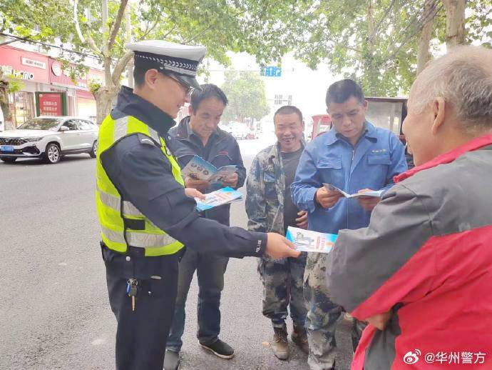 華州公安交警走進(jìn)轄區(qū)勞務(wù)市場開展“一盔一帶”交通安全宣傳活動。