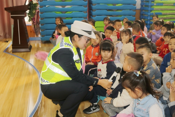 高新交警大隊走進(jìn)轄區(qū)幼兒園開展交通安全宣傳活動。