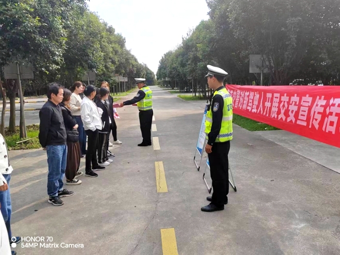 富平交警莊里中隊(duì)宣傳民警走進(jìn)轄區(qū)志翔駕校練車場(chǎng)開(kāi)展交通安全宣傳活動(dòng)。