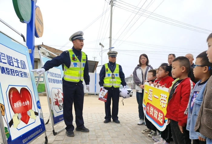 蒲城縣公安局交通管理大隊(duì)民警走進(jìn)轄區(qū)黨睦鎮(zhèn)黨南村莊開(kāi)展“一老一小”交通安全宣講話動(dòng)。