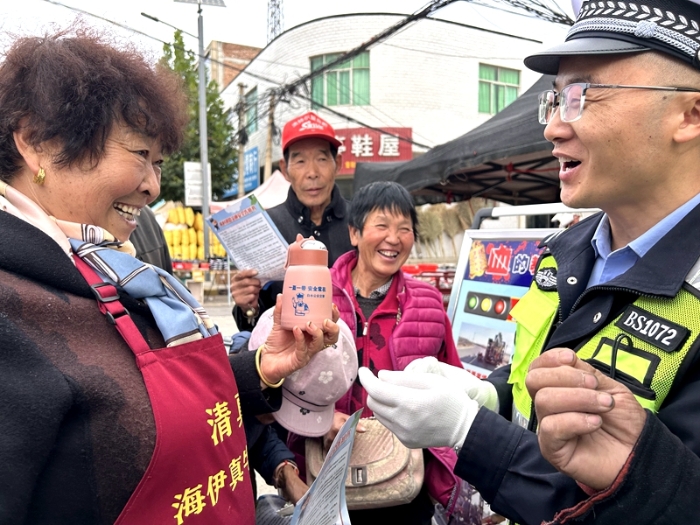 ，白水縣公安局交通管理大隊(duì)組織宣傳人員利用堯禾鎮(zhèn)集會(huì)開(kāi)展“美麗鄉(xiāng)村行”交通安全宣傳活動(dòng)。