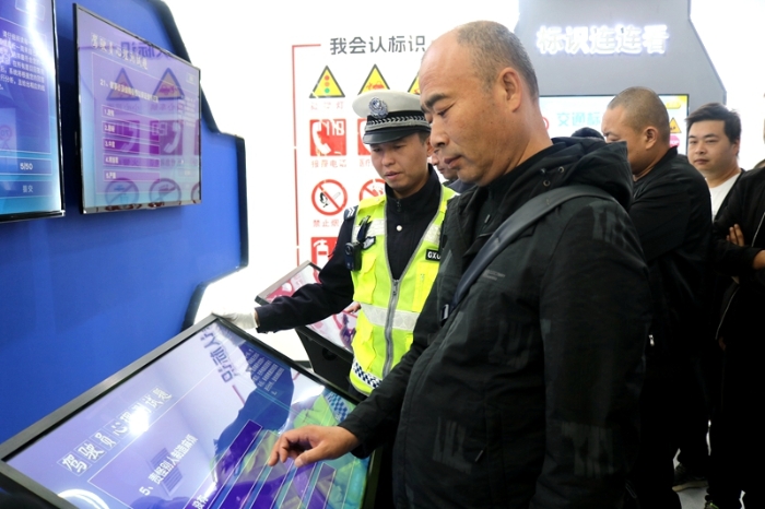 高新交警大隊(duì)走進(jìn)交通安全教育基地對(duì)危化品運(yùn)輸車輛駕駛?cè)碎_(kāi)展宣傳活動(dòng)。