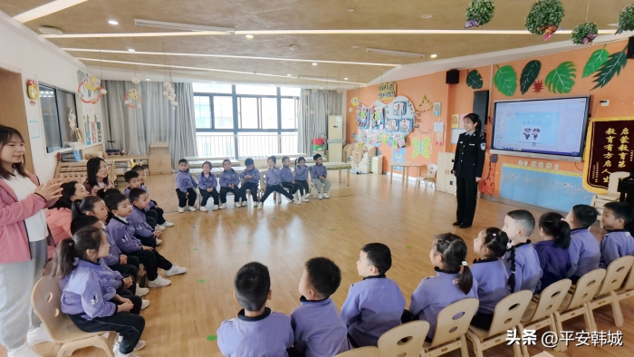 韓城市公安局環(huán)食藥偵大隊民警走進西安交大韓城幼兒園開展食品安全宣傳活動.