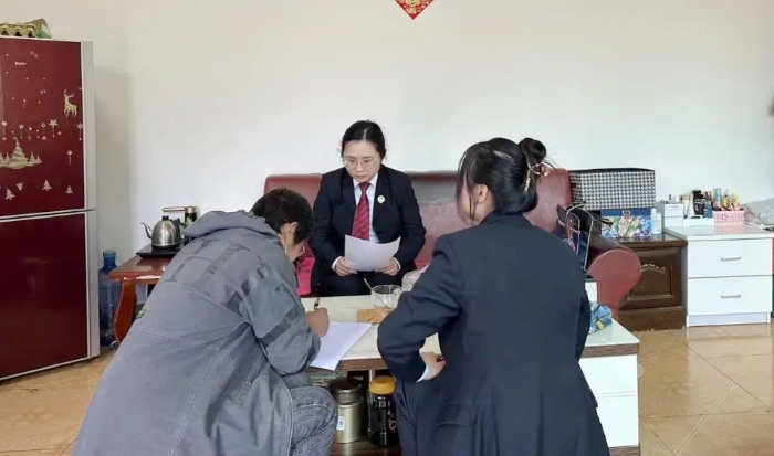 潼關(guān)縣人民檢察院對已經(jīng)辦結(jié)的司法救助案件的救助對象進行實地回訪.