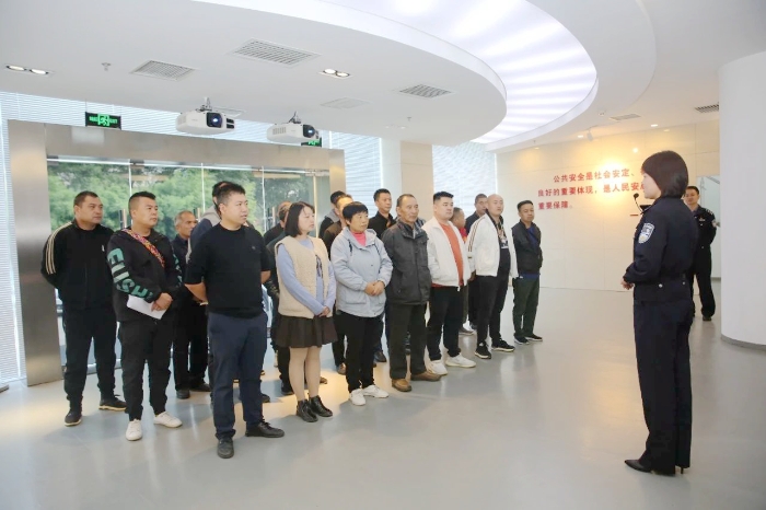危化品重點車輛駕駛?cè)俗哌M渭南市道路交通安全宣傳教育基地接受警示教育.