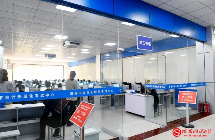 2 10月15日上午，2023年國家統(tǒng)一法律職業(yè)資格考試（主觀題）開考。記者 許艾學(xué) 攝