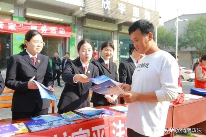 近日，在富平縣委政法委的組織下，富平縣人民檢察院聯(lián)合縣法院、公安局、司法局等單位走進(jìn)張橋鎮(zhèn)開展平安建設(shè)宣傳及服務(wù)活動(dòng)。