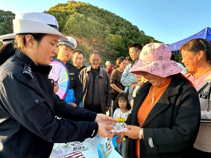 韓城交警深入轄區香山紅葉旅游景區開展“交通安全宣傳進景區”活動。