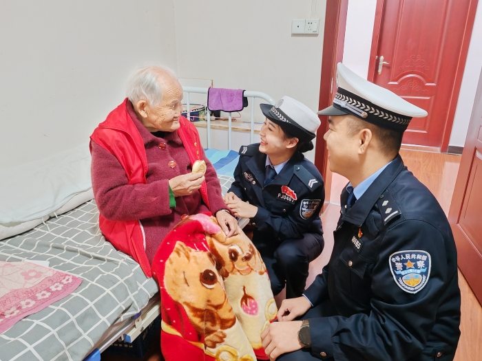 大荔公安交警前往羌白鎮怡馨養老院開展走訪慰問活動。