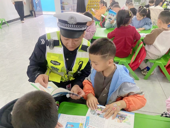 華州交警走進轄區幼兒園開展交通安全宣傳活動。