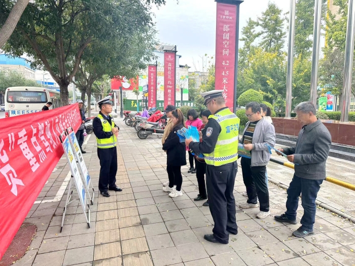 富平縣交警大隊莊里中隊宣傳民警深入轄區客運站點開展交通安全宣傳活動。