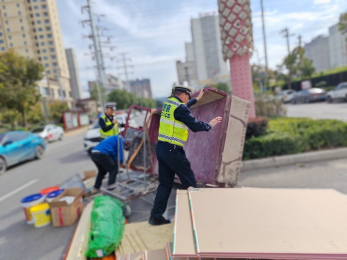 三輪車不慎側翻，高新交警暖心相助。