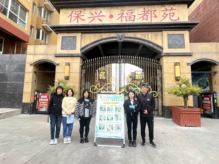 澄城法院干警走進保興小區開展禁毒宣傳活動。