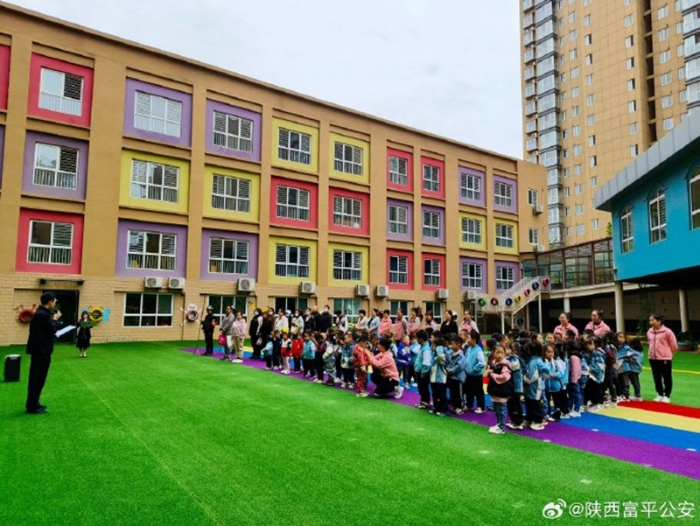 富平公安東華派出所民警走進轄區幼兒園模擬“拐騙”場景，開展情景演練。