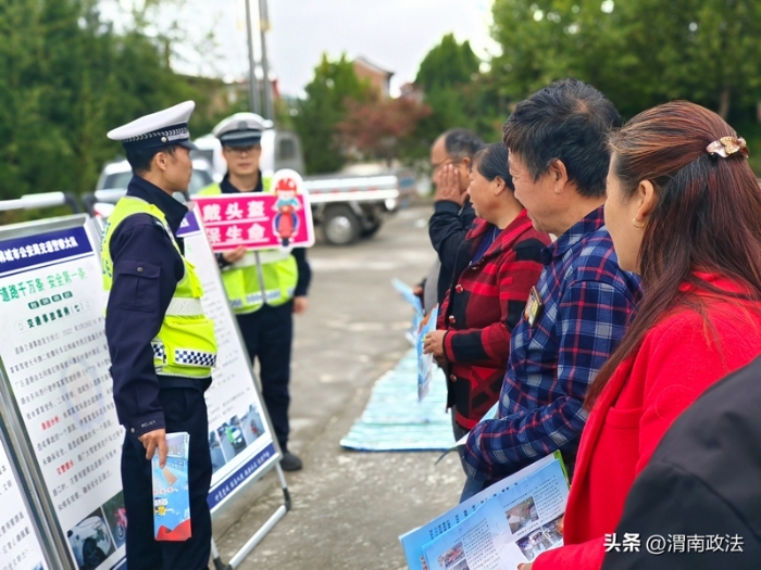 韓城公安交警進農村開展“一老一小”交通安全宣傳。