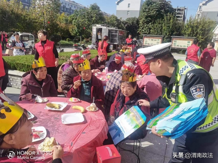 富平交警開展道路交通安全宣傳教育活動。
