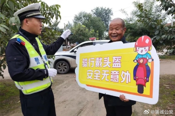 蒲城公安交管大隊高新中隊深入村鎮開展多種形式交通安全宣傳。