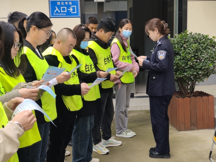 白水公安交警為準駕駛人上好安全第一課。