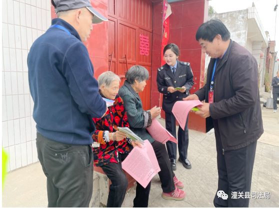 潼關縣司法局開展平安建設及“敬老月”專題普法宣傳活動。