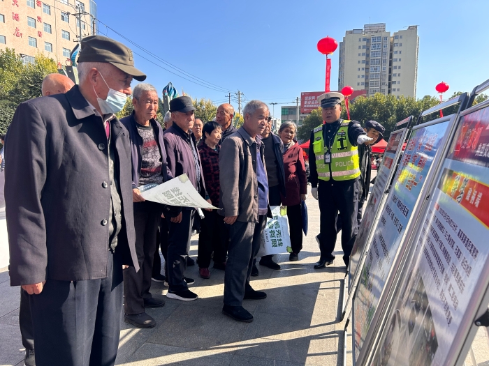 白水交警開展以“關愛老人，從安全出行開始”為主題的交通安全宣傳活動。