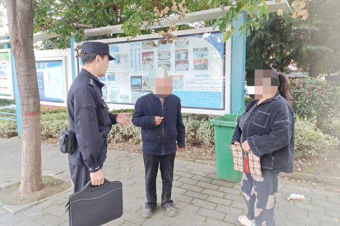 華州公安幫助群眾找回丟失錢包。