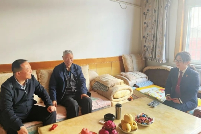 富平縣人民檢察院開展重陽節慰問活動。