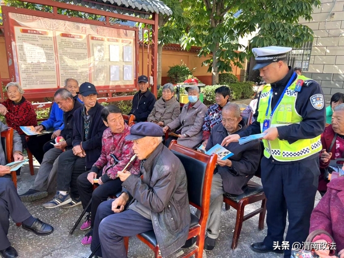 韓城市公安局交警大隊民警深入轄區農村積極開展道路交通安全宣傳活動。