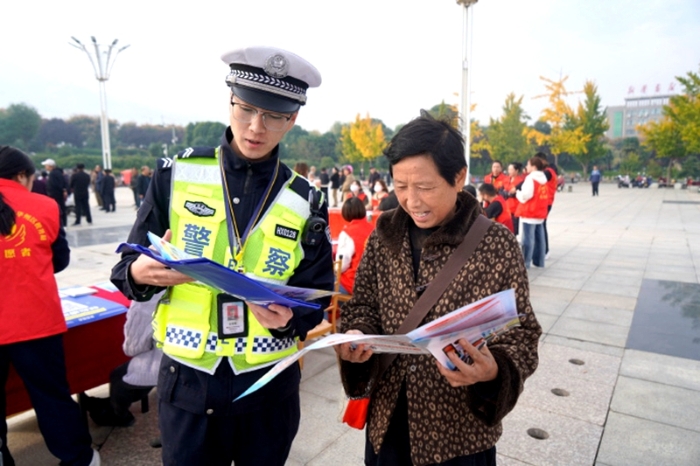 華州公安交警積極開展老年人交通安全宣傳活動。