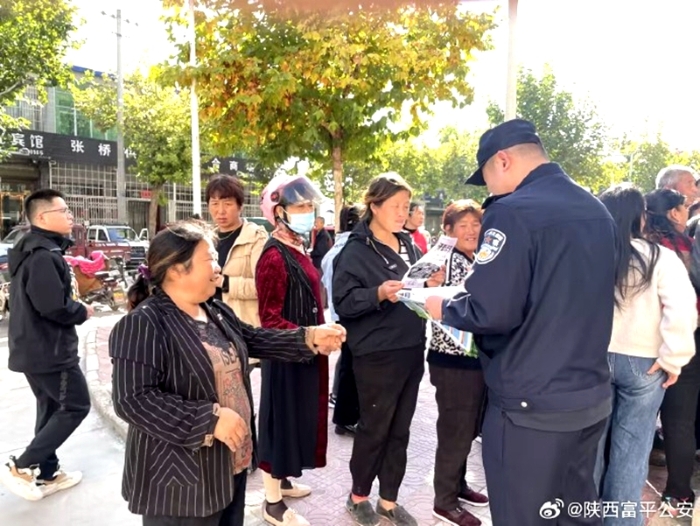 富平公安張橋派出所組織民警在轄區人員密集場所開展反詐及禁毒宣傳工作。