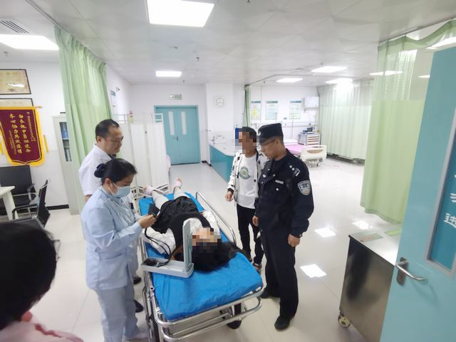 臨渭公安快速將一名身體不適的孕婦緊急送往醫(yī)院，為其在院就診爭取了寶貴的時間。