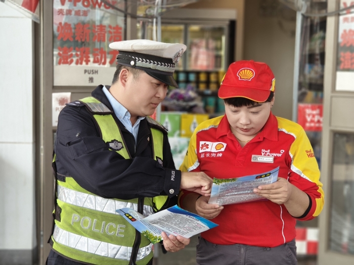 華州公安交警走進轄區加油站開展交通安全活動。